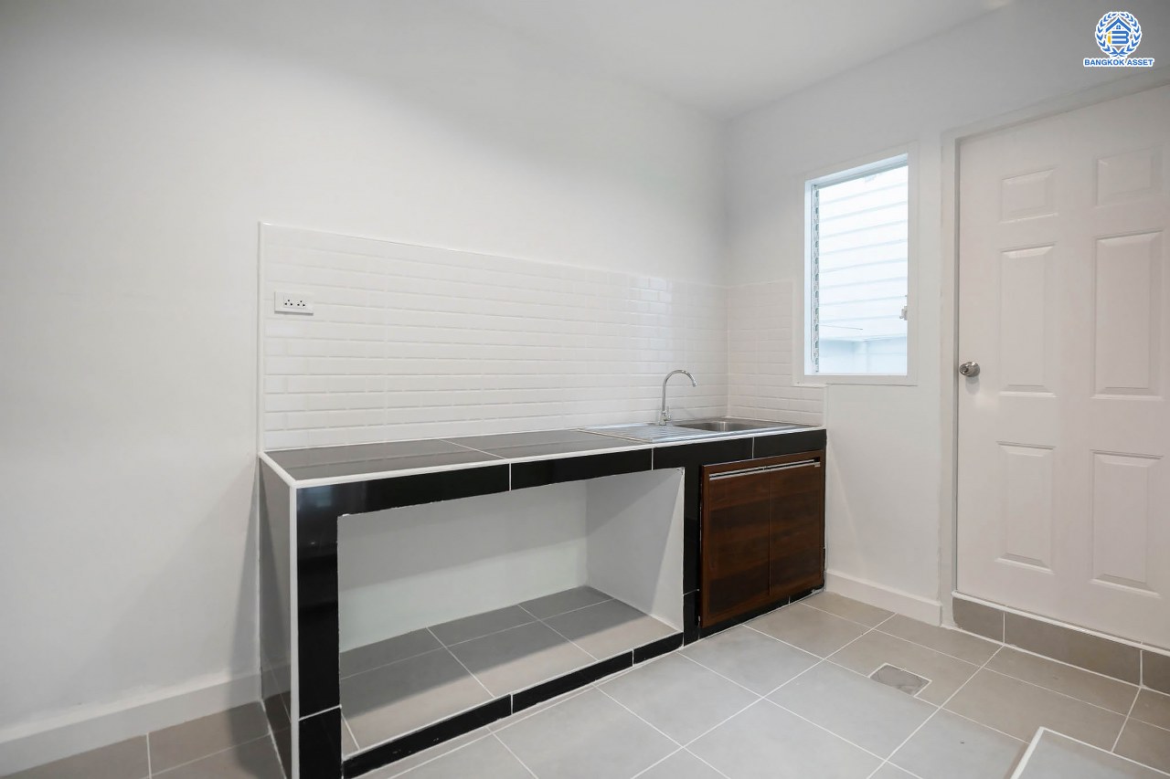 บ้านมือสองตกแต่งใหม่ โครงการ ซอยวัดกำแพง14/2 พิบูลย์สงคราม ทาวน์โฮม 3 ชั้นพร้อมอยู่ เนื้อที่ 19.9 ตร.ว. ฟังก์ชัน 4 ห้องนอน 3 ห้องน้ำ จอดรถได้ 1 คัน บนสุดยอดทำเล! เชื่อมถนนพิบูลย์สงคราม, วงศ์สว่าง, นครอินทร์ และติวานนท์ ใกล้จุดขึ้นทางด่วนศรีรัช-วงแหวนรอบนอก และรถไฟฟ้า "สถานีแยกติวานนท์"